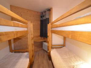 Appartement Les Menuires, 3 pièces, 6 personnes - FR-1-452-1にある二段ベッド