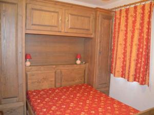 レ・メニュアールにあるAppartement Les Menuires, 2 pièces, 6 personnes - FR-1-452-23のベッドルーム1室(木製ヘッドボード付きのベッド1台付)