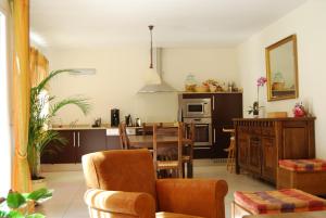 eine Küche und ein Esszimmer mit einem Tisch und Stühlen in der Unterkunft Les Terrasses De Castelmerle in Niaux