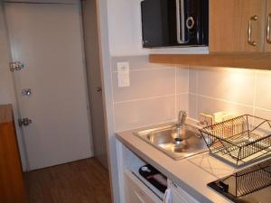 Appartement Les Menuires, 2 pièces, 4 personnes - FR-1-452-37にあるキッチンまたは簡易キッチン