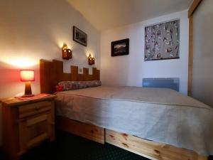 A bed or beds in a room at Appartement Les Menuires, 3 pièces, 6 personnes - FR-1-452-42