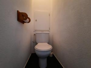 レ・メニュアールにあるAppartement Les Menuires, 3 pièces, 6 personnes - FR-1-452-42の小さなバスルーム(白いトイレ付)が備わります。