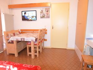 ein kleines Esszimmer mit einem Tisch und Stühlen in der Unterkunft Appartement Les Menuires, 2 pièces, 4 personnes - FR-1-452-28 in Les Menuires