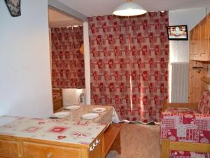 a room with a counter and a red curtain at Appartement Les Menuires, 1 pièce, 4 personnes - FR-1-452-31 in Les Menuires