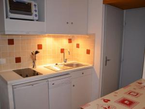 a kitchen with a sink and a microwave at Appartement Les Menuires, 1 pièce, 4 personnes - FR-1-452-31 in Les Menuires