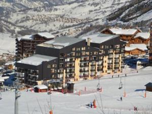 a large building on a ski slope in the snow at Charmant studio cabine aux Ménuires, pied des pistes, balcon, animaux permis, accès télébenne gratuit - FR-1-452-43 in Les Menuires