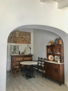 uma mesa e cadeiras numa sala com um arco em Casa do Reguengo 2 em Estremoz