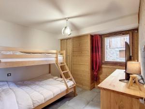 1 Schlafzimmer mit Etagenbetten und einem Schreibtisch mit einem Computer in der Unterkunft Appartement de standing pour 6 pers. à La Toussuire avec parking - FR-1-416-173 in La Toussuire