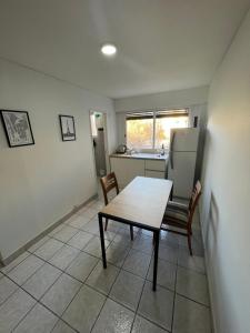 cocina con mesa y sillas en una habitación en Monoambiente en el centro de Mendoza en Mendoza