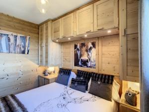 En eller flere senge i et værelse på Appartement de standing sur les pistes avec parking privé - FR-1-416-175