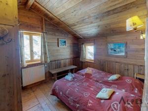 una camera con un letto in una cabina di legno di Appartement Les Menuires, 8 pièces, 15 personnes - FR-1-452-108 a Les Menuires