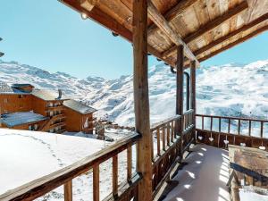 una vista dal balcone di un rifugio con montagne innevate di Appartement Les Menuires, 8 pièces, 15 personnes - FR-1-452-108 a Les Menuires