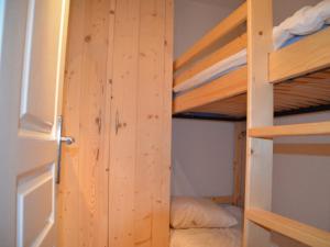Uma ou mais camas em beliche num quarto em Appartement Les Menuires, 2 pièces, 4 personnes - FR-1-452-74