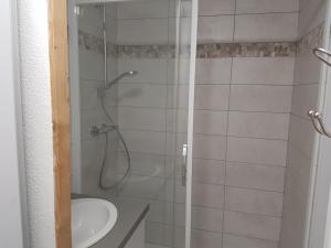 Appartement Les Menuires, 2 pièces, 4 personnes - FR-1-452-74にあるバスルーム