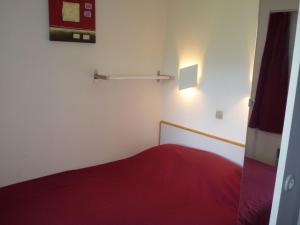 Uma cama ou camas num quarto em Appartement Les Menuires, 2 pièces, 4 personnes - FR-1-452-74