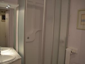 uma casa de banho branca com um lavatório e um chuveiro em Studio Les Menuires, 1 pièce, 2 personnes - FR-1-452-87 em Les Menuires