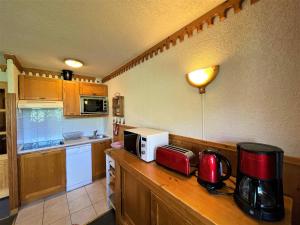 Appartement Les Menuires, 3 pièces, 6 personnes - FR-1-452-126にあるキッチンまたは簡易キッチン