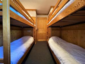 Bunk bed o mga bunk bed sa kuwarto sa Appartement Les Menuires, 3 pièces, 6 personnes - FR-1-452-126