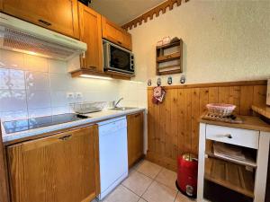 Appartement Les Menuires, 3 pièces, 6 personnes - FR-1-452-126にあるキッチンまたは簡易キッチン