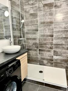 łazienka z umywalką i pralką w obiekcie La Parisienne - 80m2 w mieście Vierzon