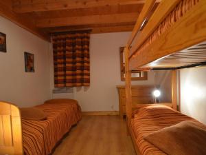 2 stapelbedden in een kamer met houten vloeren bij Appartement Les Menuires, 4 pièces, 10 personnes - FR-1-452-83 in Les Menuires
