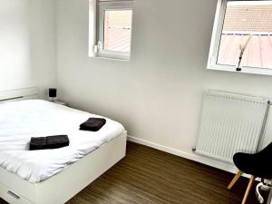 biała sypialnia z łóżkiem i oknem w obiekcie La Parisienne - 80m2 w mieście Vierzon