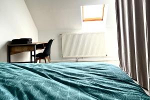 sypialnia z łóżkiem, biurkiem i stołem w obiekcie La Parisienne - 80m2 w mieście Vierzon +2 zdjęcia