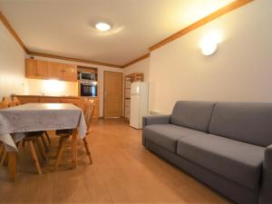 Appartement Les Menuires, 4 pièces, 8 personnes - FR-1-452-180にあるシーティングエリア