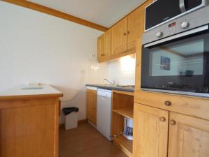 Appartement Les Menuires, 4 pièces, 8 personnes - FR-1-452-180にあるテレビまたはエンターテインメントセンター