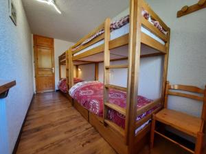 Ein Etagenbett oder Etagenbetten in einem Zimmer der Unterkunft Appartement Les Menuires, 3 pièces, 8 personnes - FR-1-452-182