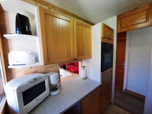 Appartement Les Menuires, 3 pièces, 8 personnes - FR-1-452-182にあるキッチンまたは簡易キッチン