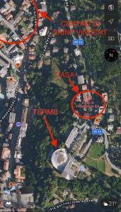 eine Karte des Zentrums von Santa Cruz mit einem roten Pfeil, der auf in der Unterkunft Casa vista Saint Vincent accanto alle Terme in Saint Vincent