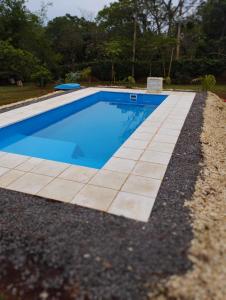 Una piscina con agua azul en un patio. en Don Alejandro Apart Iguazu, en Puerto Iguazú 4 fotos más