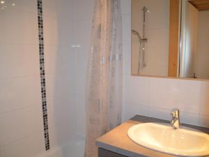 een badkamer met een wastafel en een douche bij Appartement Les Menuires, 2 pièces, 6 personnes - FR-1-452-96 in Les Menuires