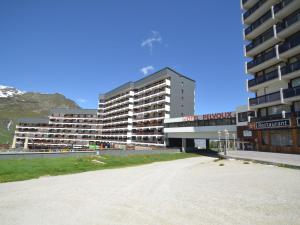 un parcheggio vuoto di fronte a un edificio di Studio Les Menuires, 1 pièce, 4 personnes - FR-1-452-213 a Les Menuires