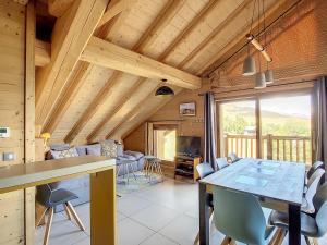 eine Küche und ein Esszimmer mit Tisch und Stühlen in der Unterkunft Appartement luxueux aux pieds des pistes avec parking couvert - FR-1-416-184 in La Toussuire
