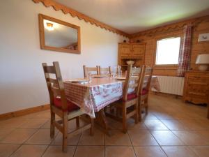 a dining room with a table and chairs and a mirror at Appartement Les Menuires, 4 pièces, 6 personnes - FR-1-452-246 in Les Menuires