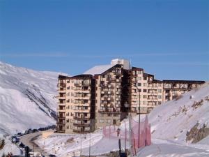 een groot gebouw bovenop een met sneeuw bedekte berg bij Appartement Les Menuires, 2 pièces, 4 personnes - FR-1-452-261 in Les Menuires