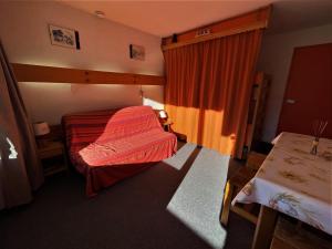 ein kleines Zimmer mit einem Bett und einem Vorhang in der Unterkunft Studio Les Menuires, 1 pièce, 4 personnes - FR-1-452-190 in Les Menuires