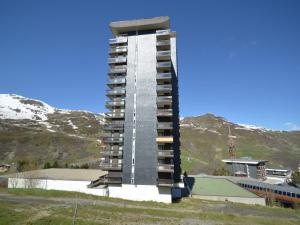 ein großes Apartmenthaus vor einem Berg in der Unterkunft Studio Les Menuires, 1 pièce, 3 personnes - FR-1-452-281 in Les Menuires