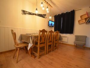 a dining room with a table and chairs at Appartement Les Menuires, 4 pièces, 8 personnes - FR-1-452-201 in Les Menuires