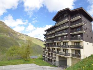 a tall building with balconies on a mountain at Appartement Les Menuires, 4 pièces, 8 personnes - FR-1-452-201 in Les Menuires