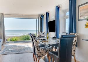 ein Esszimmer mit einem Tisch und Meerblick in der Unterkunft Vitamin Sea House in Worthing