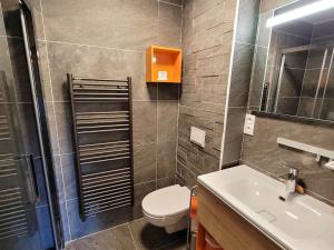 ein Badezimmer mit Toilette und Waschbecken in der Unterkunft Appartement lumineux 4 pièces aux Gets, accès direct aux pistes, 6 pers, garage, Wi-Fi - FR-1-598-37 in Les Gets + 7 Fotos