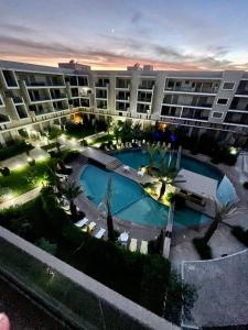een uitzicht op een groot appartementencomplex met een zwembad bij The pearl garden vu piscine in Marrakesh
