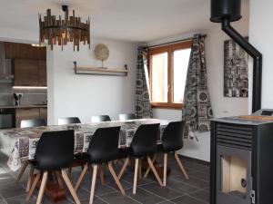 Galeriebild der Unterkunft Chalet rénové, 3 ch, parking, proche commerces - FR-1-416-209 in La Toussuire