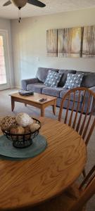 ein Wohnzimmer mit einem Tisch und einem Sofa in der Unterkunft Salt Creek Golf Retreat in Nashville