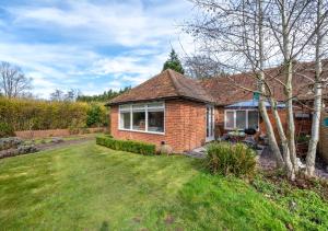 ein Backsteinhaus mit einem Hof davor in der Unterkunft Little Bourne in Tonbridge