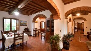 ein Wohnzimmer mit einem Tisch und Stühlen in der Unterkunft Villa Alessandra in Cavriglia