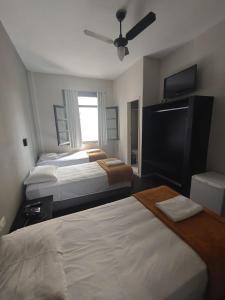 Łóżko lub łóżka w pokoju w obiekcie Hotel Caravelas